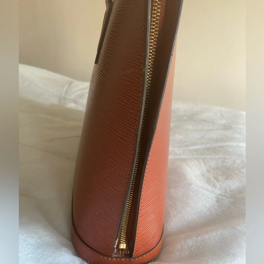 100% Louis Vuitton Kenyan Fawn (Brown) Epi Leather Lussac - Picture 5 of 14